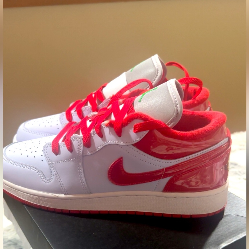 Air Jordan 1 Low SE (GS) - size 7y